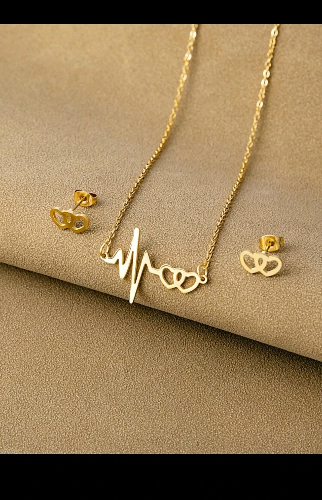 Set de collar y pendientes con diseño de corazón y latidos  3