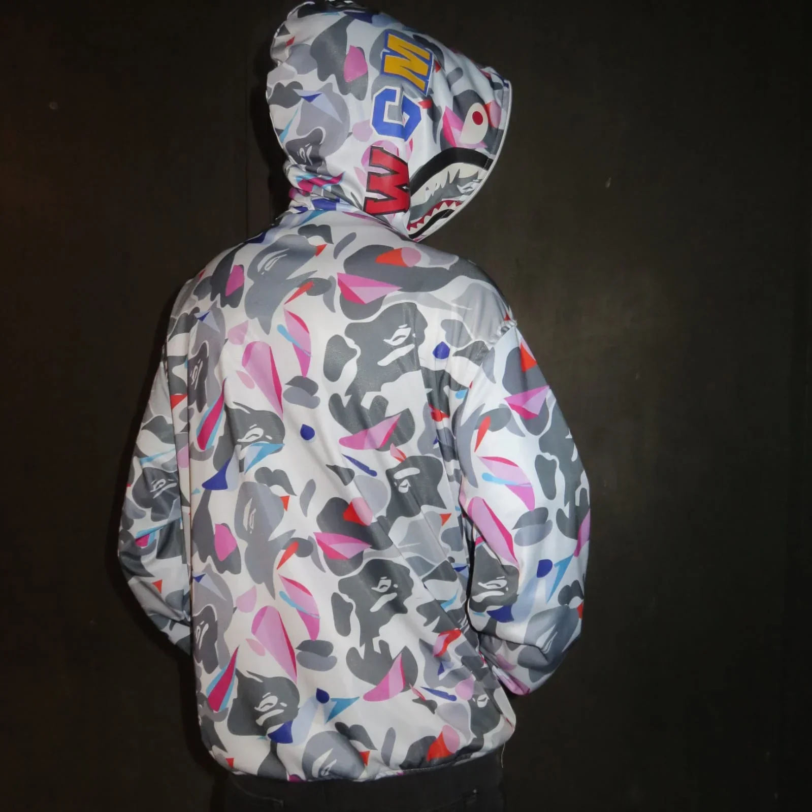 Chamarra Shark blanco con rosa moteada 5