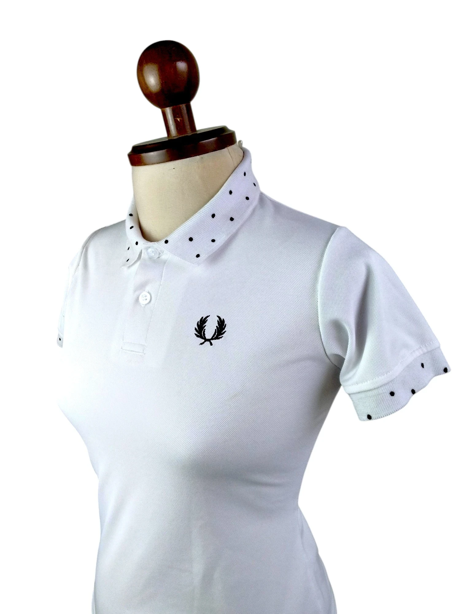 Camisa polo blanco con puntos negra negros 