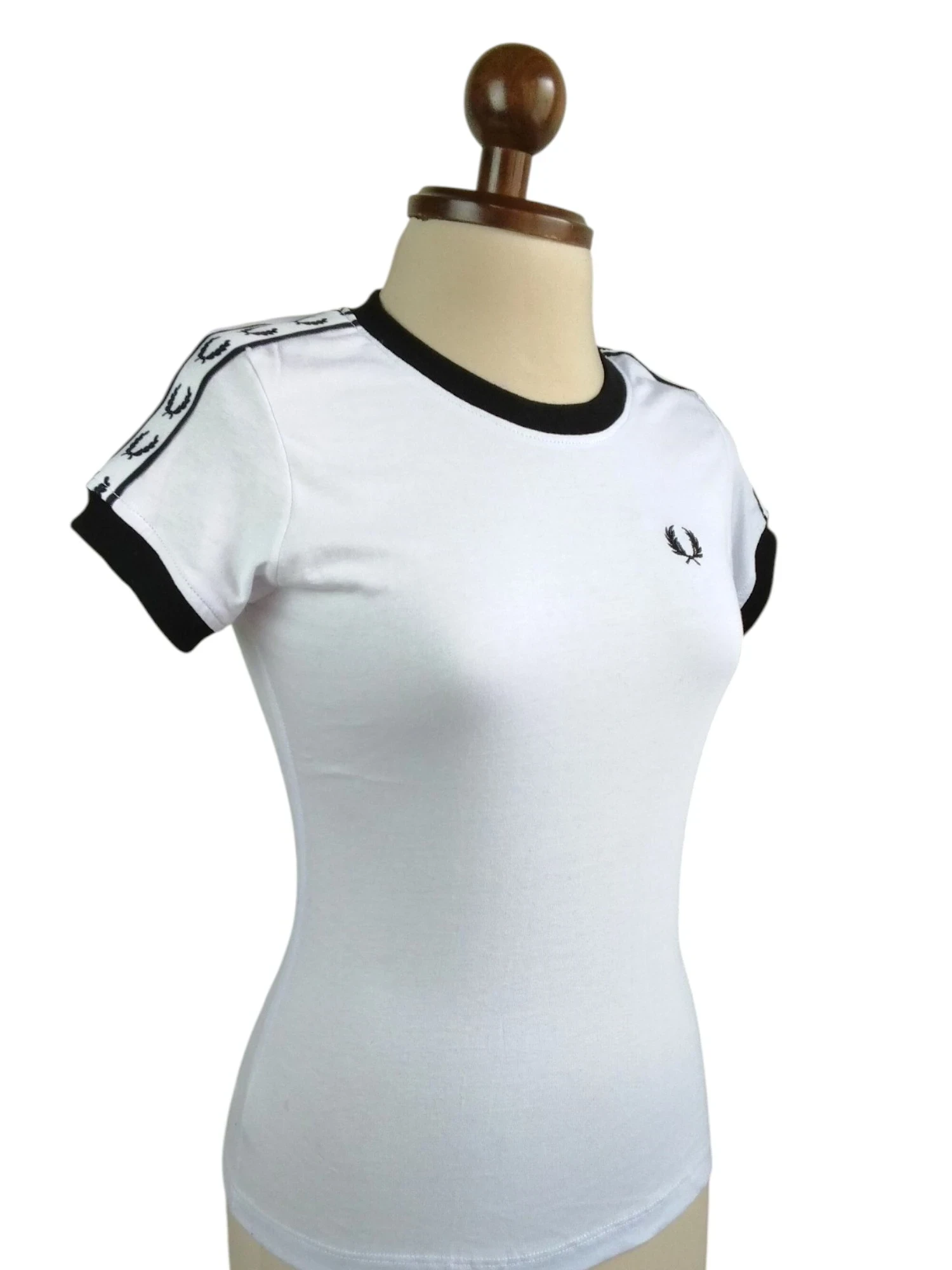 Camiseta blanca cinta laureles 