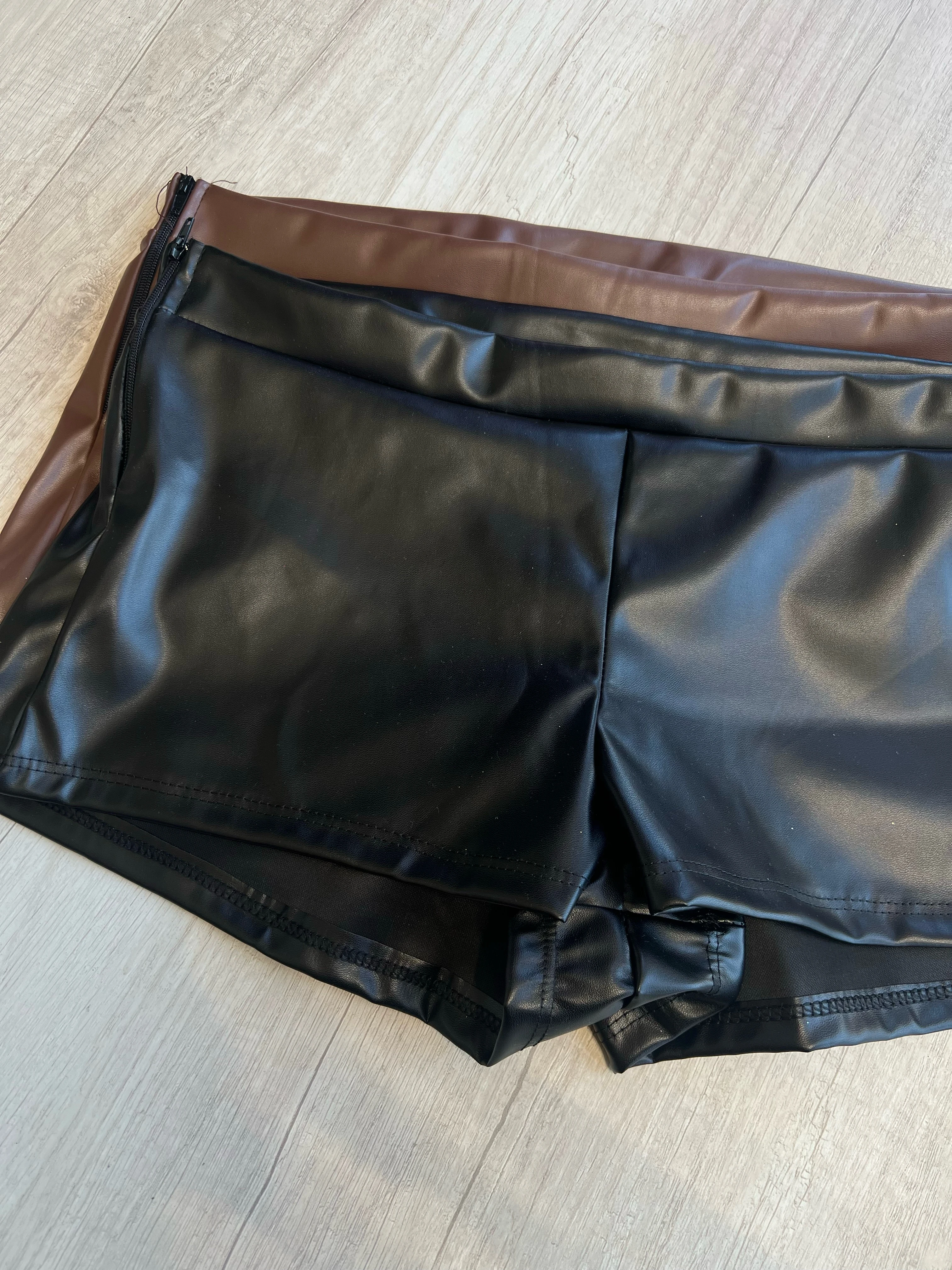 MICRO SHORT CUERINA 