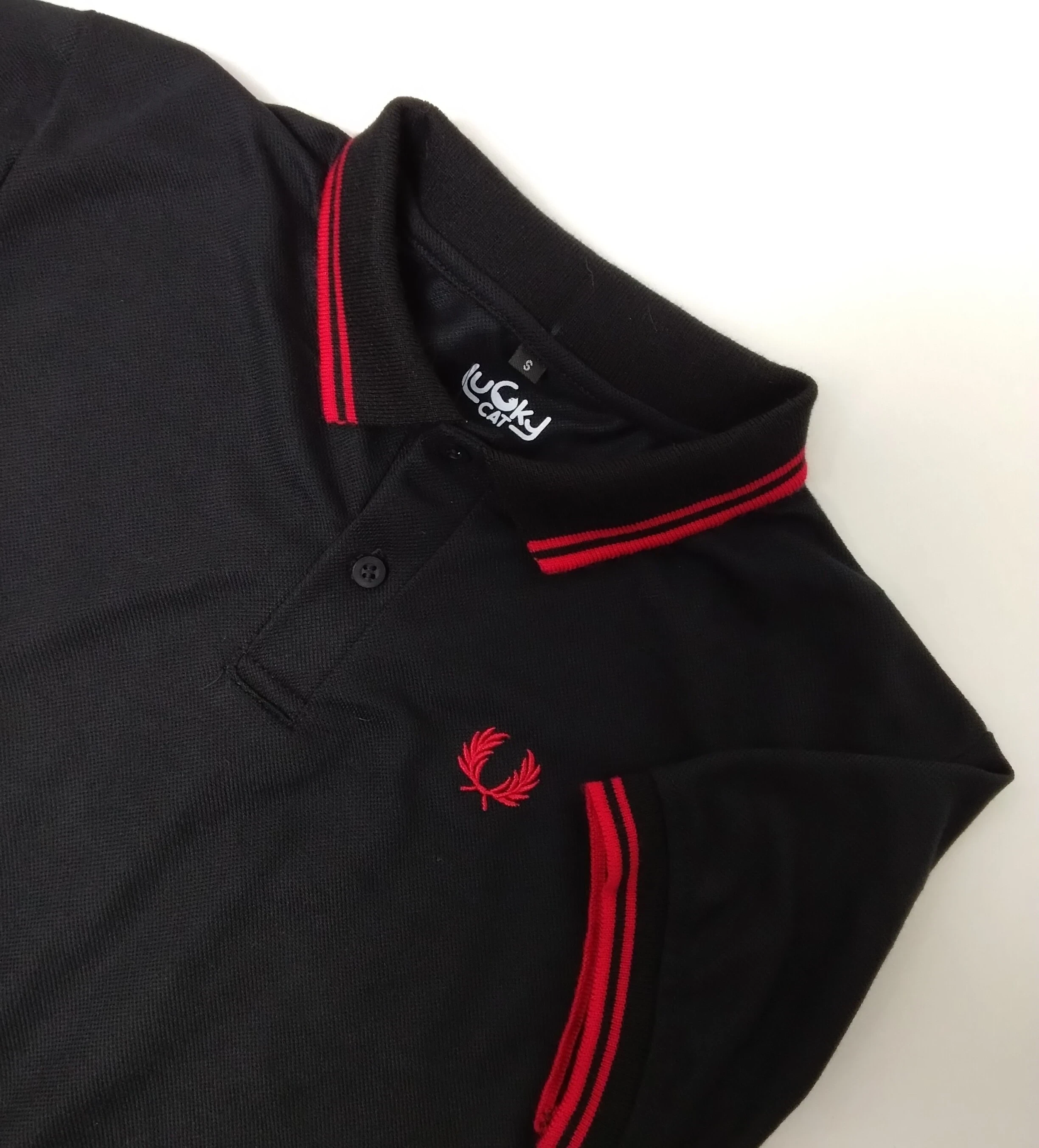 Camisa polo negra con rojo
