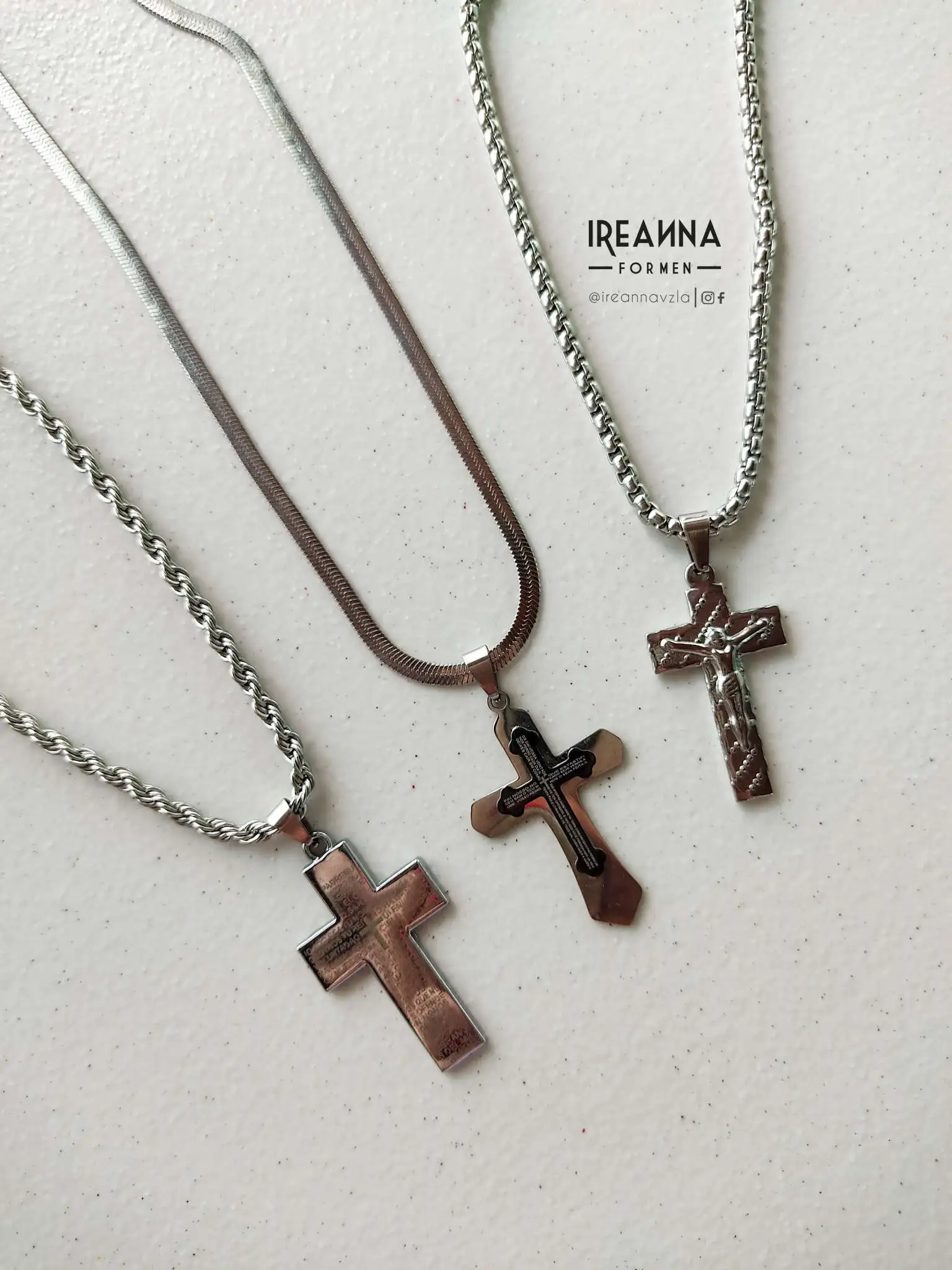 Cadenas plateadas con dije