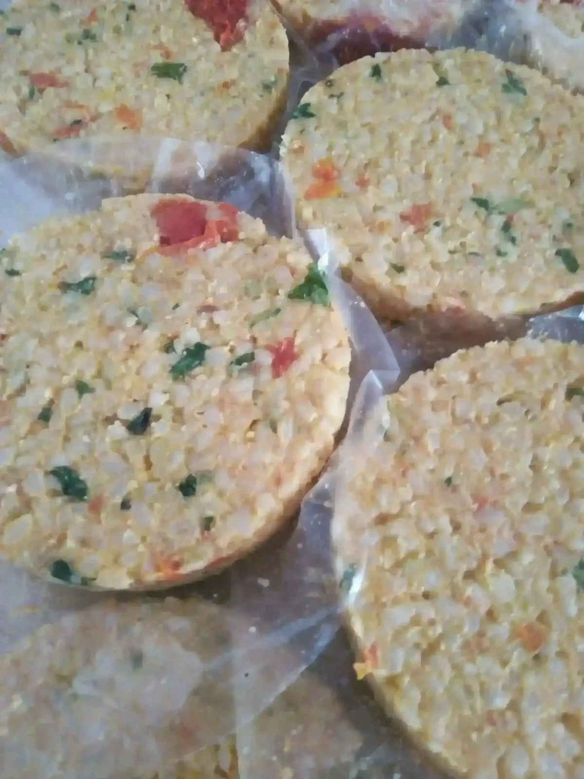 Hamburguesas yamani con 🍅 seco, albahaca y cúrcuma x 4  2