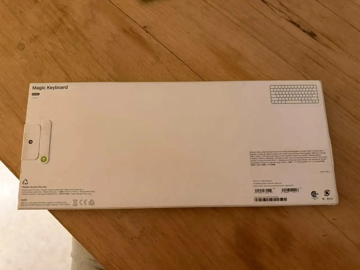 teclado sellado sin abrir es inalambrico pero tiene el cable para cargar 2