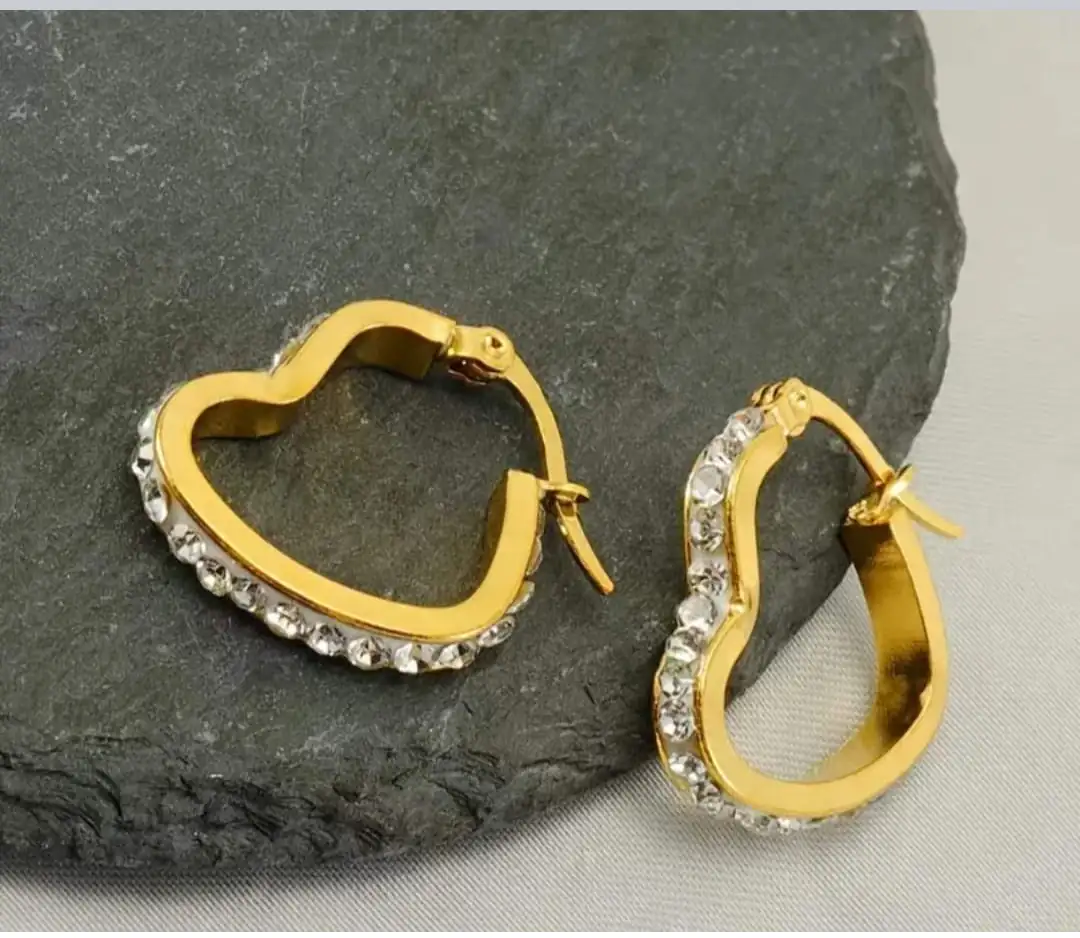 Aretes dorados de corazon 