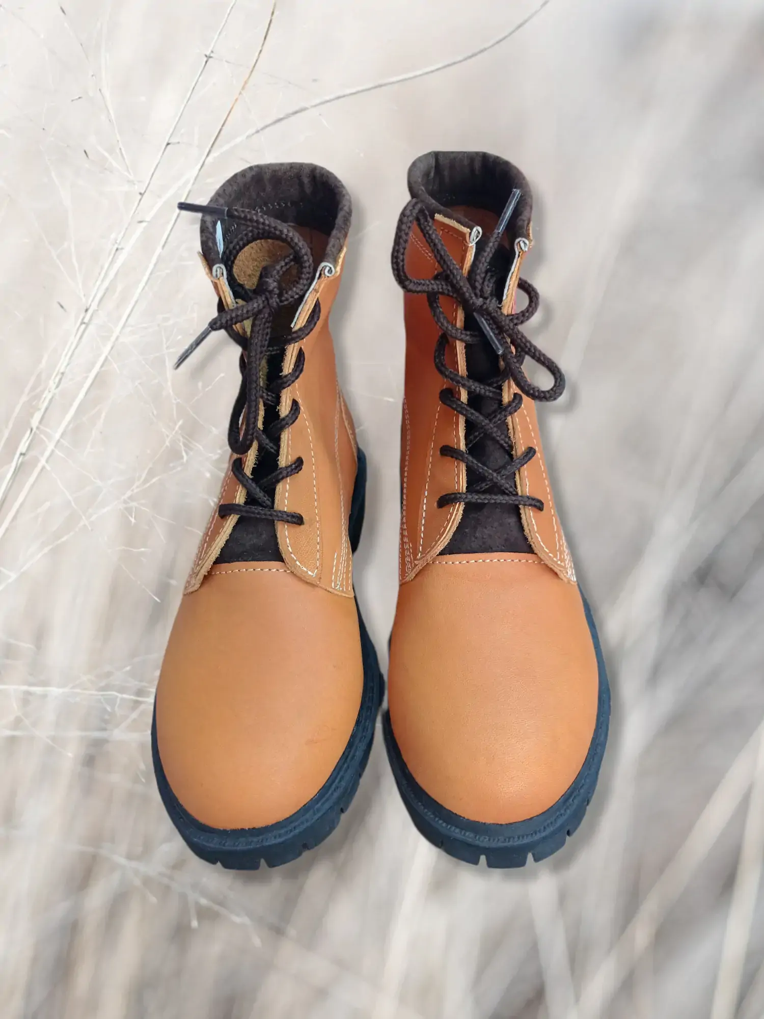 Botas cortas de piel, color café  2