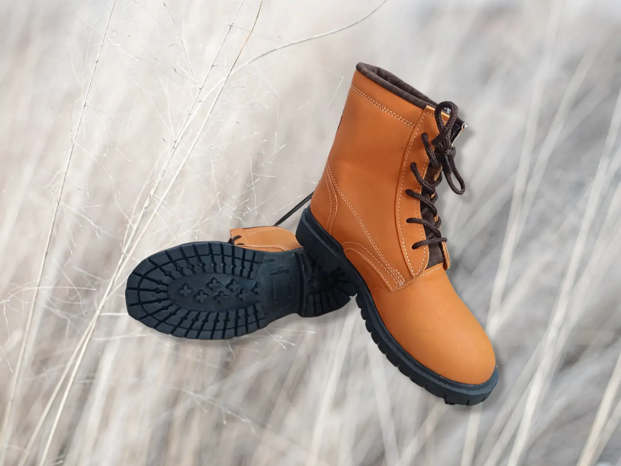Botas cortas de piel, color café  3