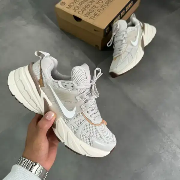 NIKE VOMERO BEIGE DAMA 