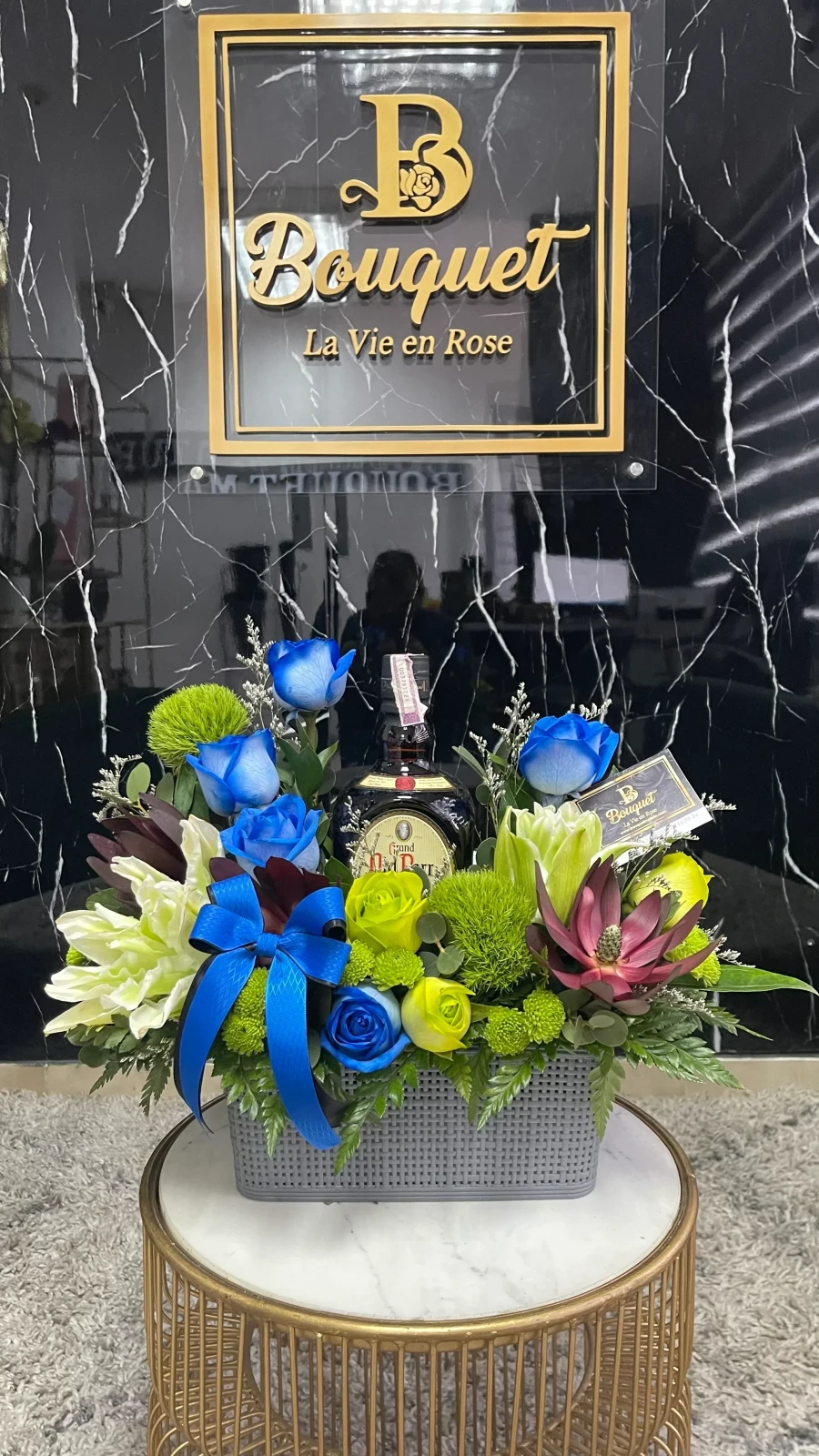 Bouquet de rosas con botella de whisky 12 años