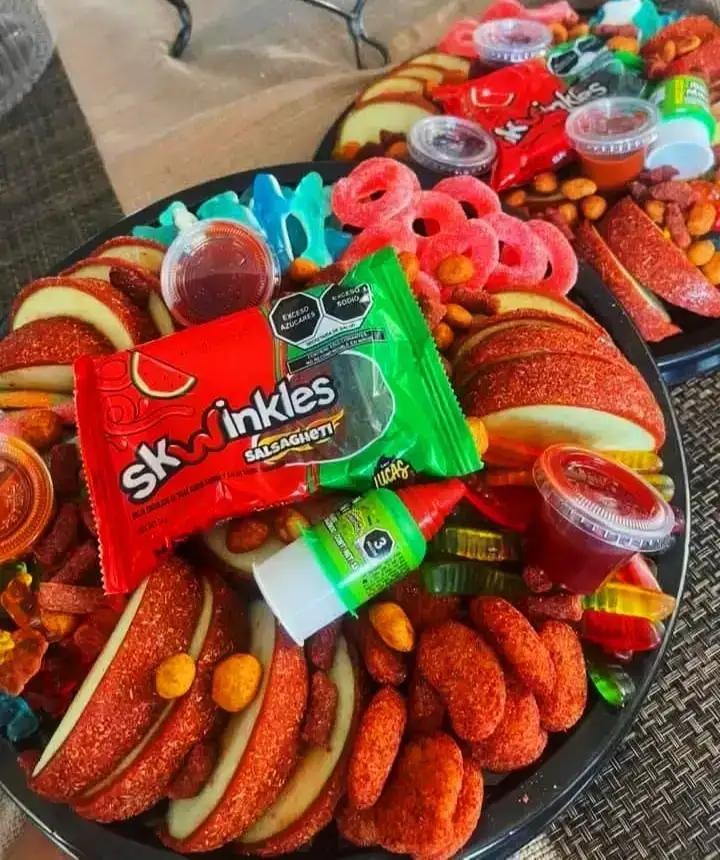 Charola manzana, gomitas y Skwinkles 