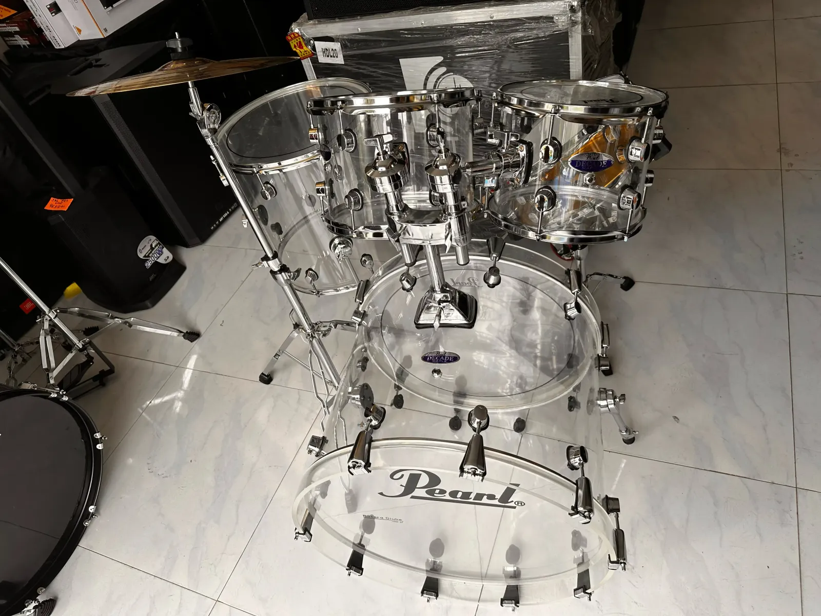 BATERIA ACUSTICA  "PEARL CRYSTAL BEAT"      PRECIO 8200BS!!!..   batería Pearl Crystal Beat. La batería Crystal Beat fue introducida por Pearl en 1973 y se caracteriza por sus cascos acrílicos transparentes sin costuras.  El diseño de los cascos acrílicos es moldeado, no enrollado, lo que los hace fuertes y duraderos, ideales para giras.  El kit ofrece un sonido potente y con mucho ataque, con un tono lleno y un sustain controlable, lo que lo hace popular entre bateristas de rock, gospel, R&B y fusión.  Los tambores vienen equipados con el sistema de suspensión OptiMount de Pearl para los toms, que reduce la presión del casco y aumenta el sustain. 4