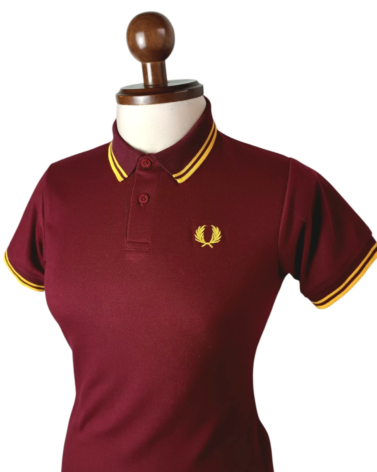 Camisa polo vinotinto con amarillo