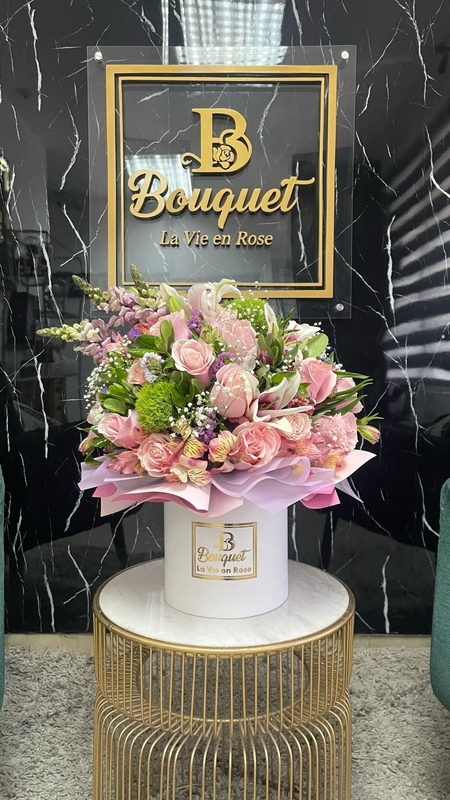 Bouquet grande con flores surtidas y papeleria