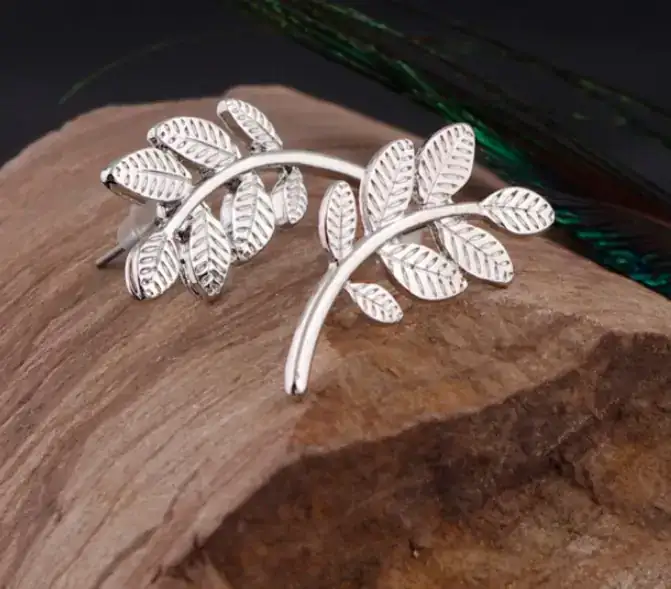 Par de aretes racimo plateado