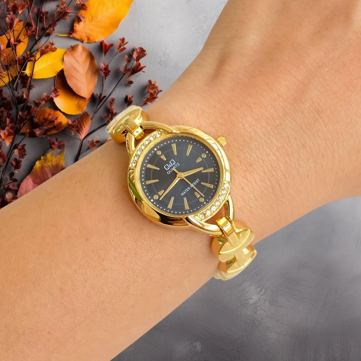 Reloj Q&Q Original Acero Tipo Joyita Dorado Fondo Azul 3