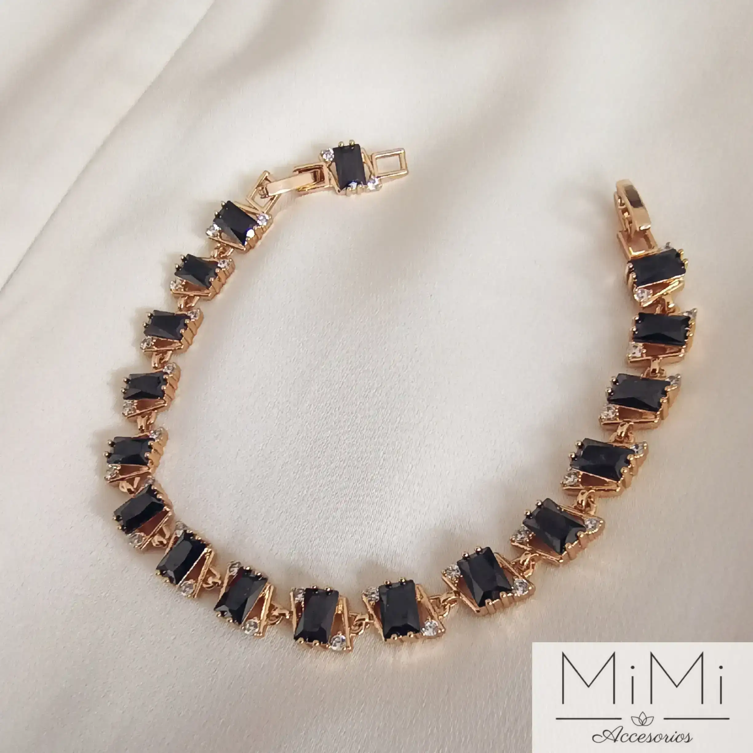 Pulsera bañada en oro con cristales negros