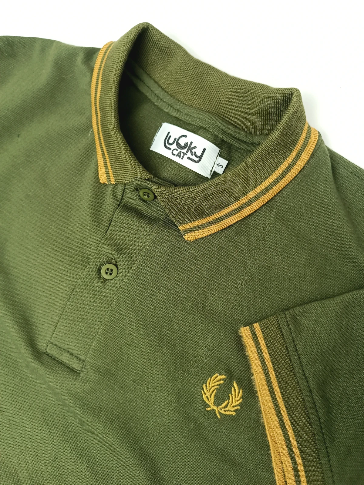Camisa polo verde militar con dorado 