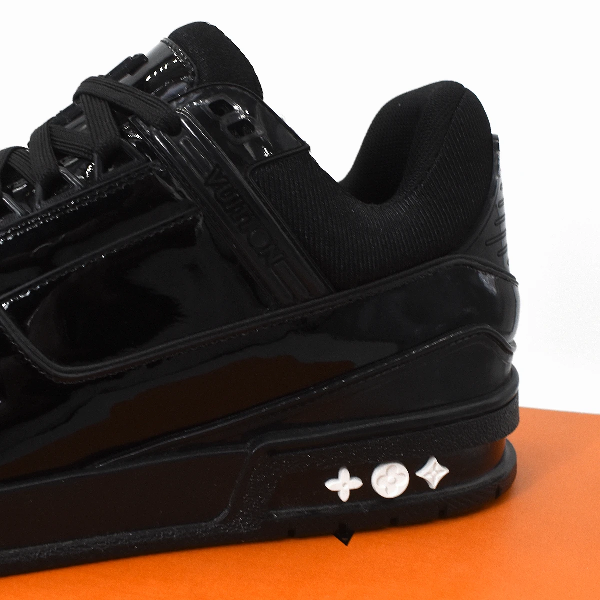 LV Trainer Negro Satin 7