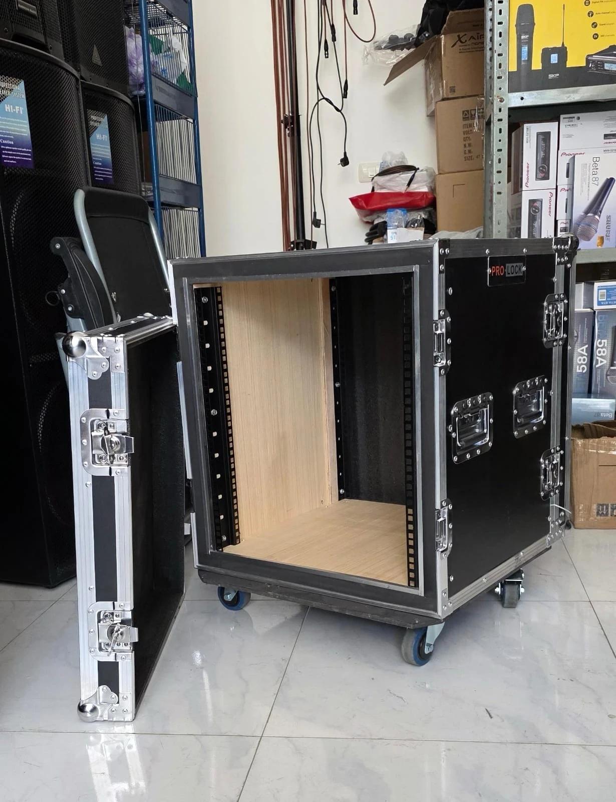 📦RACK PARA PODER 12U📦 (12 espacios) PA/DJ Road/Rack Case🔊🔊       PRECIO:  2780BS.💸     ENVIOS A TODA BOLVIA 🇧🇴  La funda de vuelo PRO LOCK  está diseñada para satisfacer las necesidades de músicos y profesionales de audio profesional. La caja del estante viene con madera contrachapada reforzada con aluminio y esquinas de metal para proteger tu equipo cuando estás en movimiento. Está equipado con espacio en rack de 12U y una profundidad estándar de 21 pulgadas.  Sus cubiertas delanteras y traseras extraíbles proporcionan un acceso fácil y máximo a los rieles del rack. Mejor aún, sus cierres giratorios resistentes mantienen tus engranajes firmemente bloqueados y sus asas de goma junto con ruedas hacen que sea fácil de transportar. 3