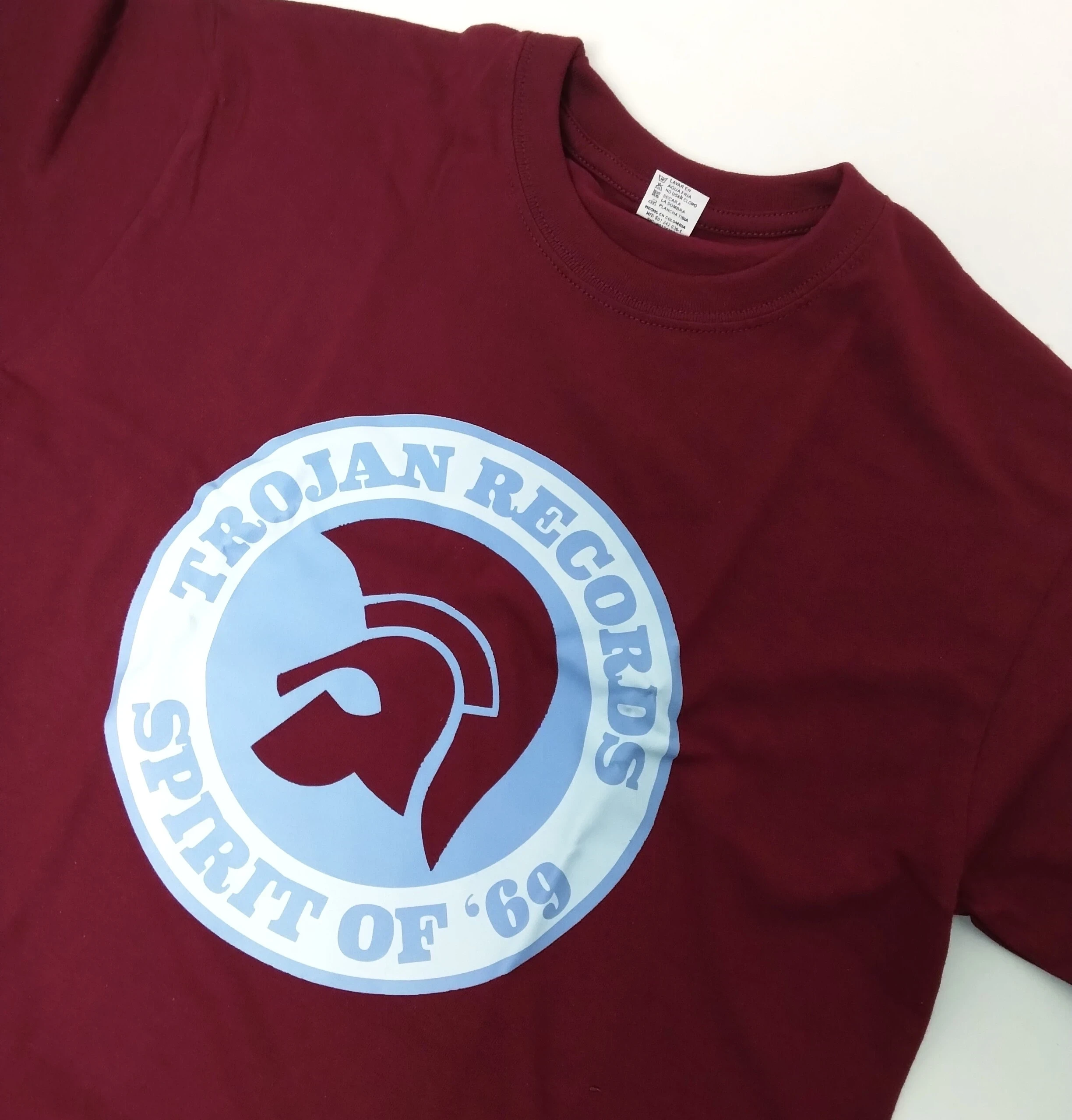 Camiseta estampada vinotinto 