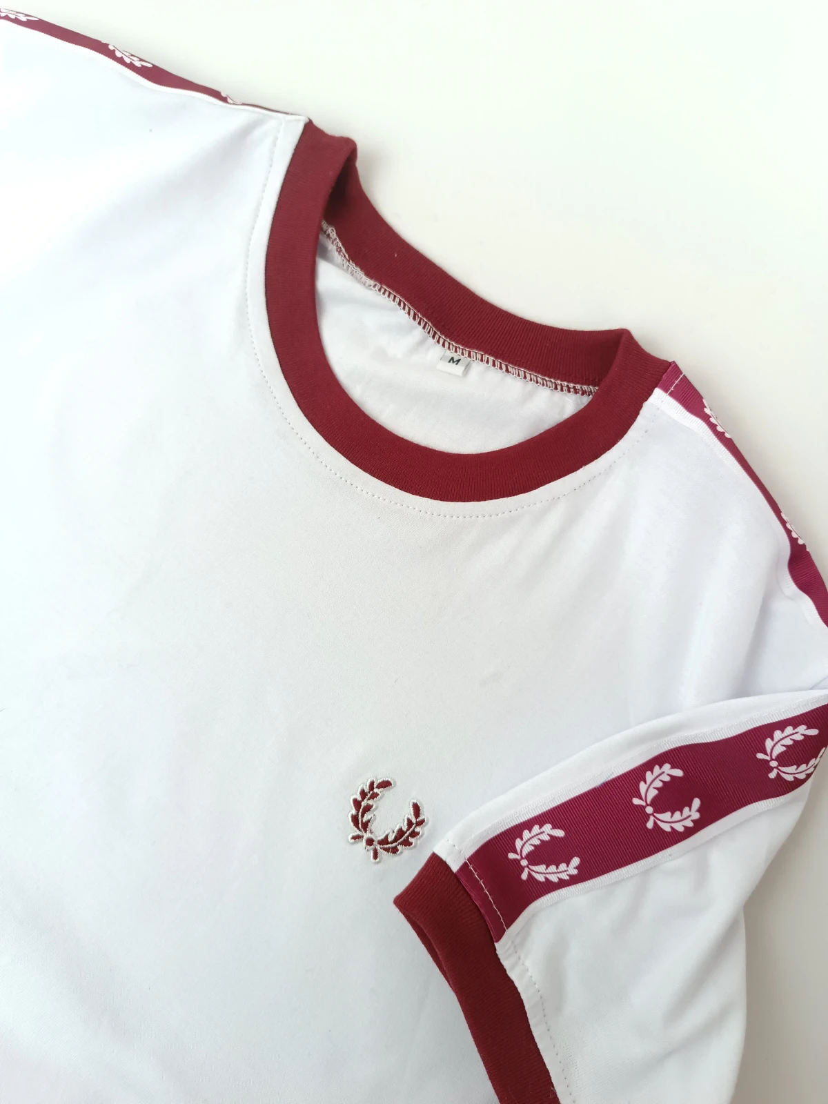Camsieta algodon blanco con vinotinto