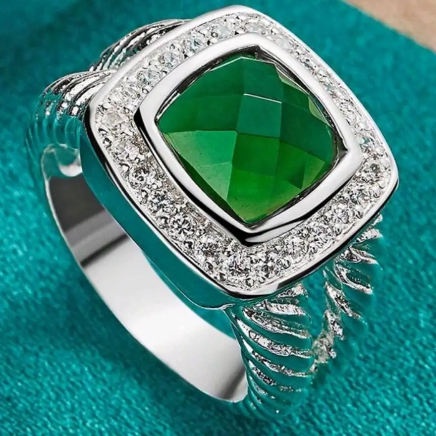 Anillo de plata ley 925 con zircon verde y topo diamantes 