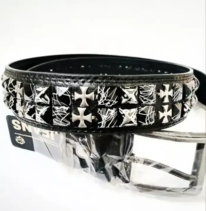 Correas Rockeras con pirámides o calaveras 