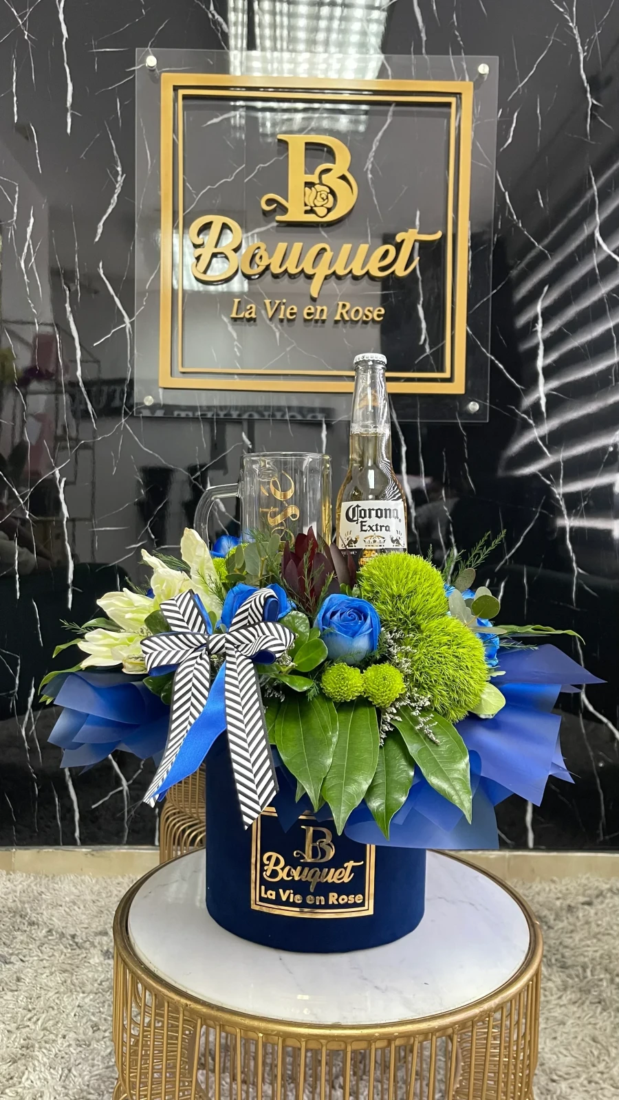 Bouquet mediano con rosas, cerveza y vaso 3