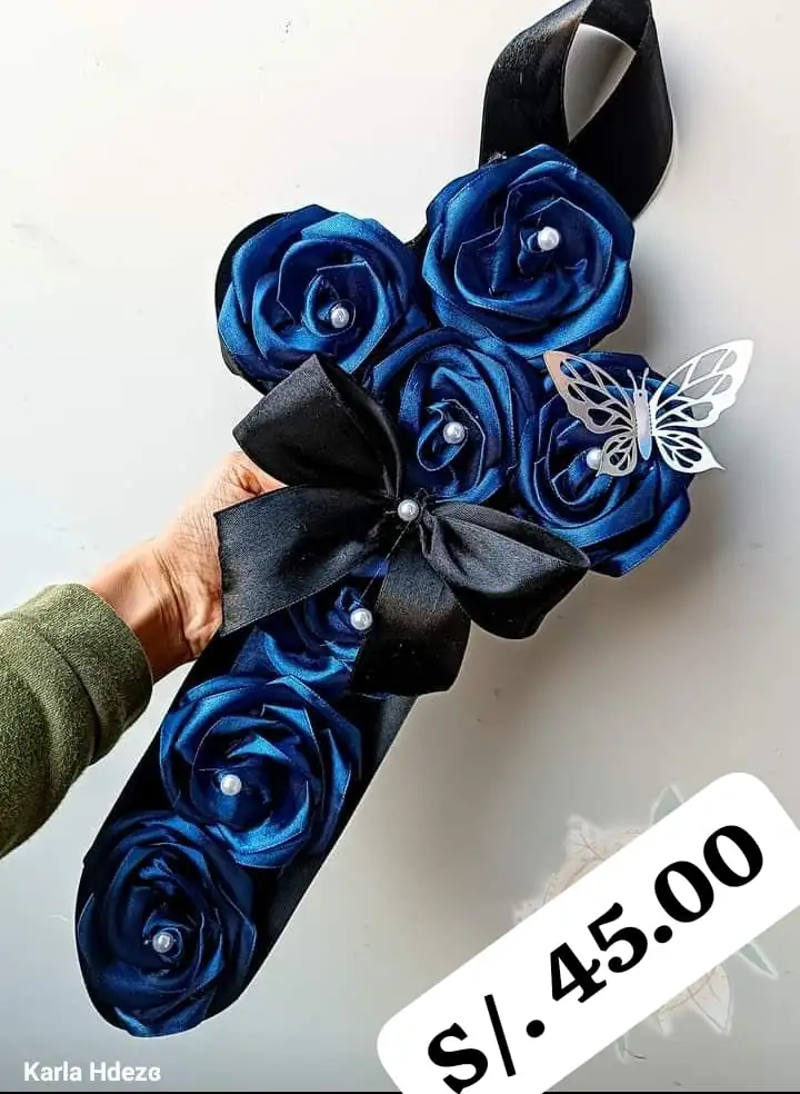 Cruz de rosas eternas azules 