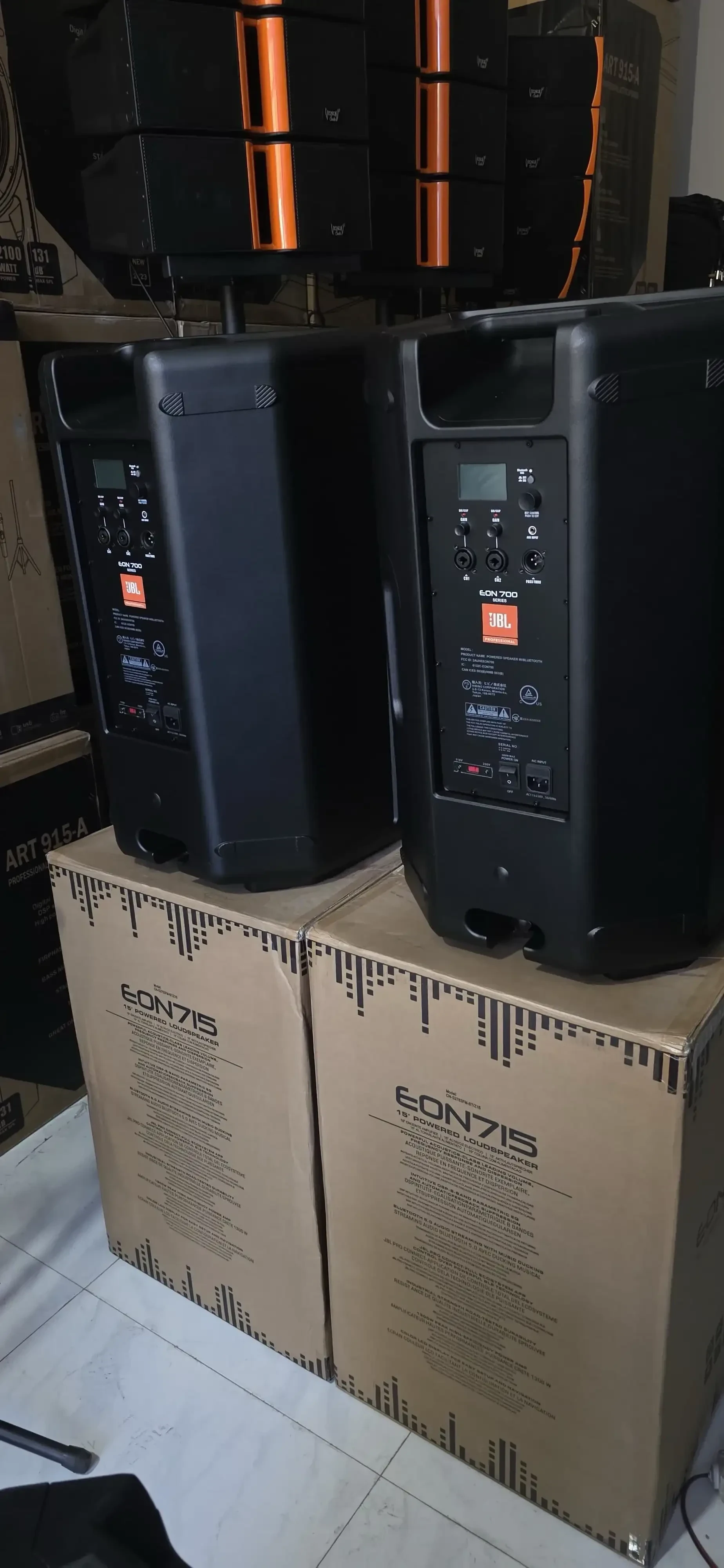 JBL EON 715 REPLICA EXACTA CARACTERISTICAS   generales Potencia nominal (W, continua) 650 Potencia nominal (W, pico) 1300 Respuesta de frecuencia Hz (±3 dB) 55 - 20,000 SPL máximo (dB pico) 128 Patrón de cobertura (nominal) 90° x 60° 4