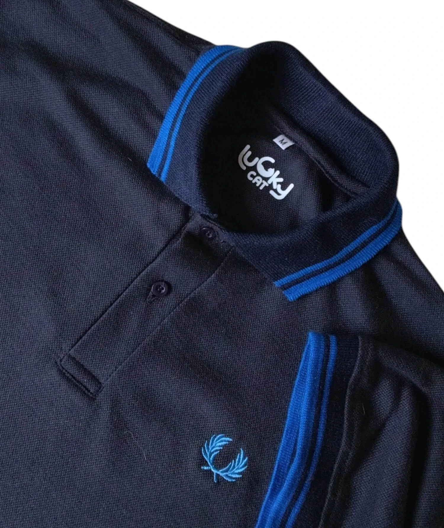 Camisa polo azul oscuro con azul rey