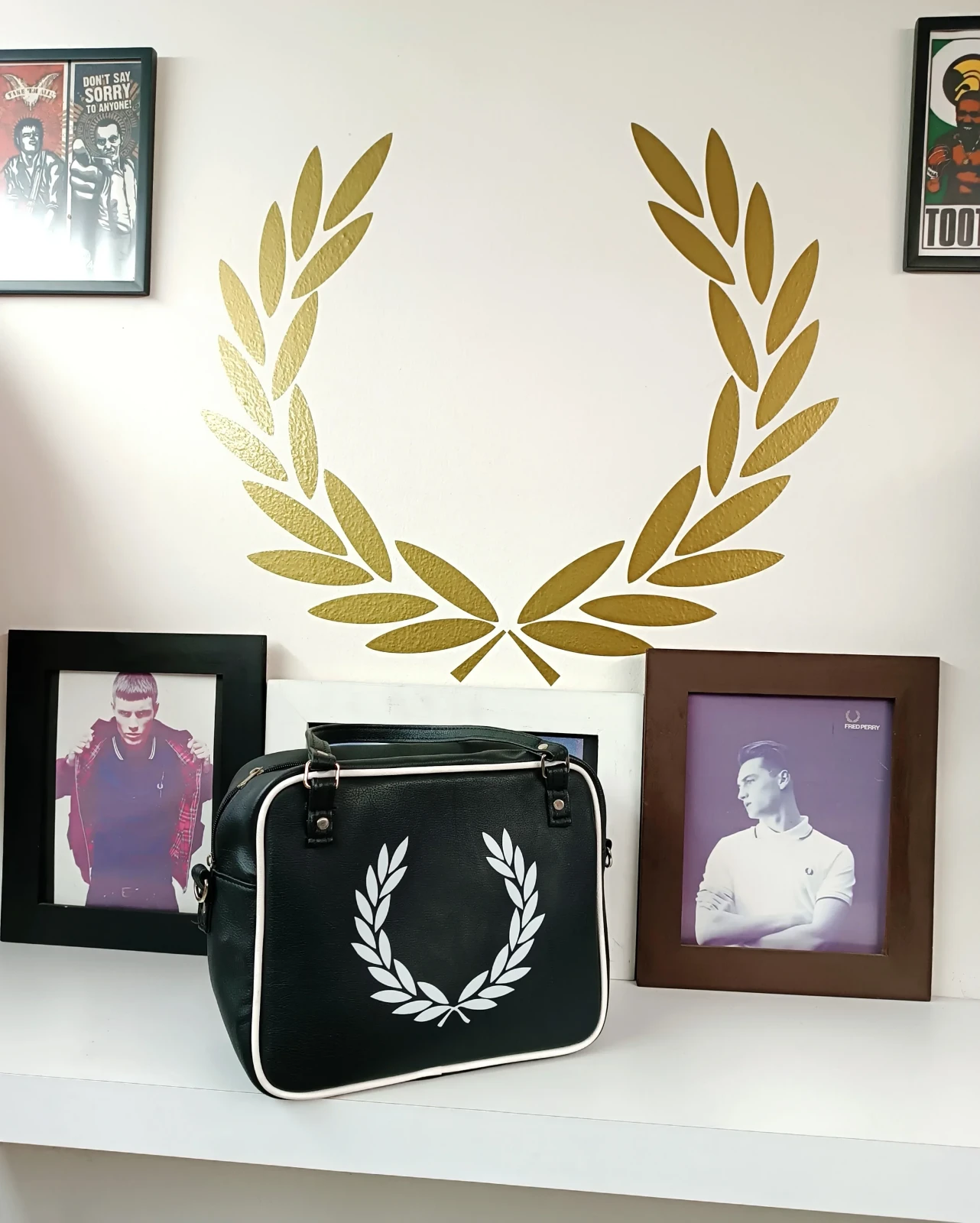 Bolso negro con laurel blanco  2