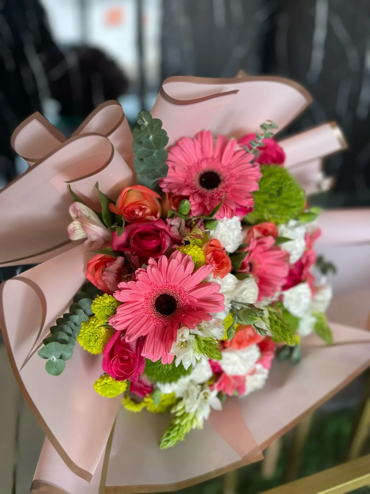 Ramillete redondo con gerberas y flores surtidas 2