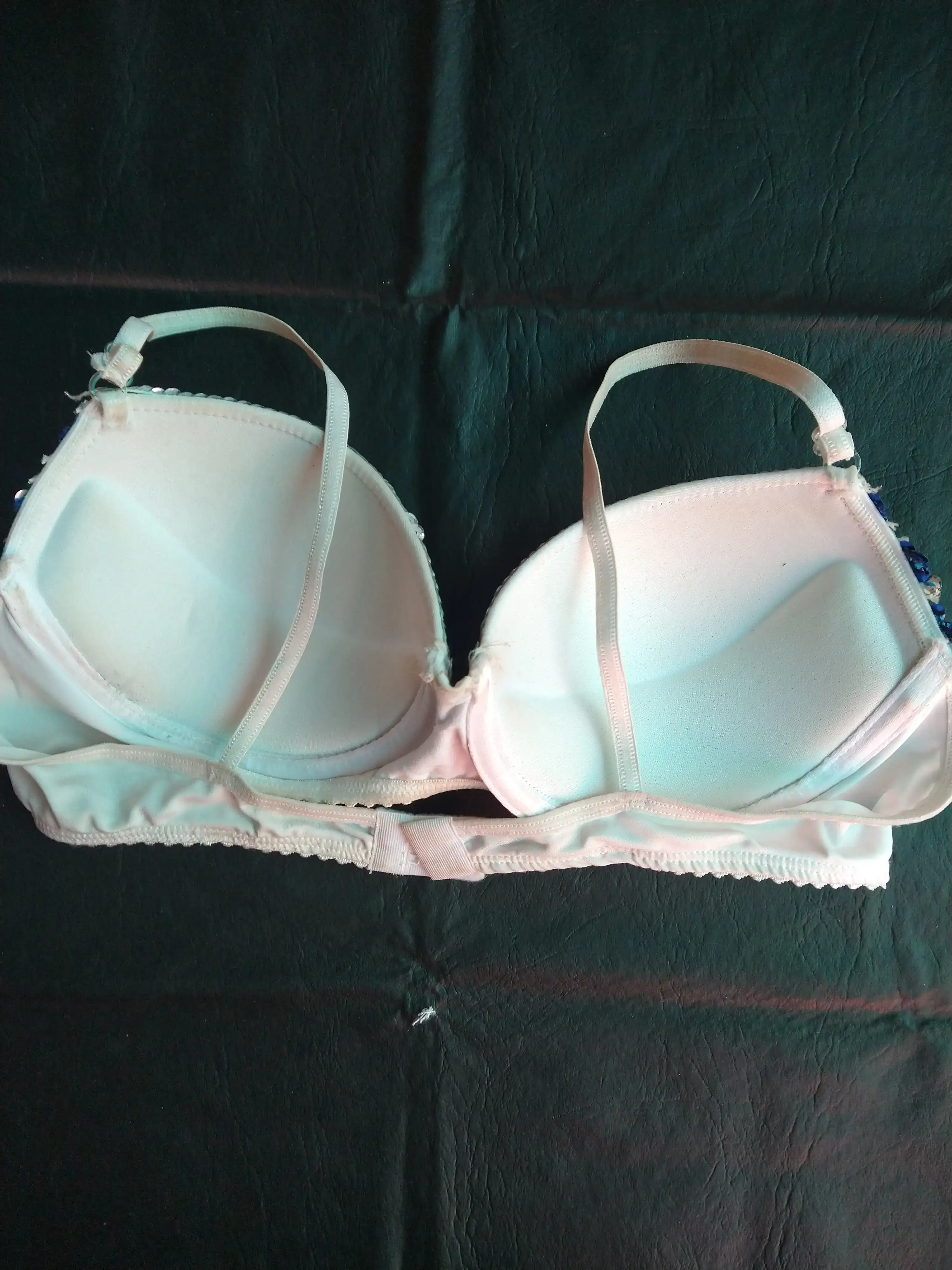 Corpiño con lentejuelas talle 90  2