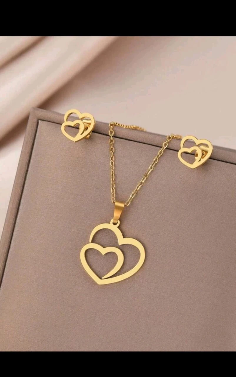 Set de collar y pendientes con diseño de corazón ❤️