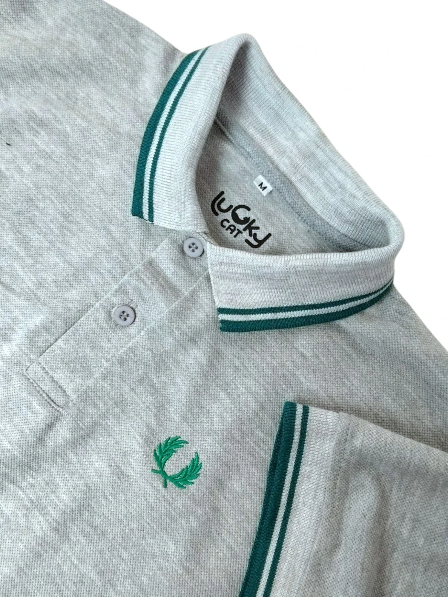 Camisa polo gris claro con verde botella 
