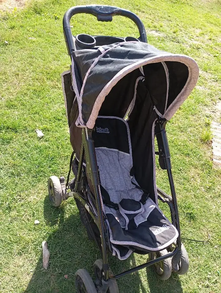 Cochecito cuna con huevito desmontable. Marca Bebesit.  plegable, liviano y cuenta con cinturón de seguridad para paseos seguros. Ideal para niños desde recién nacidos (usando el huevito) hasta mayores.