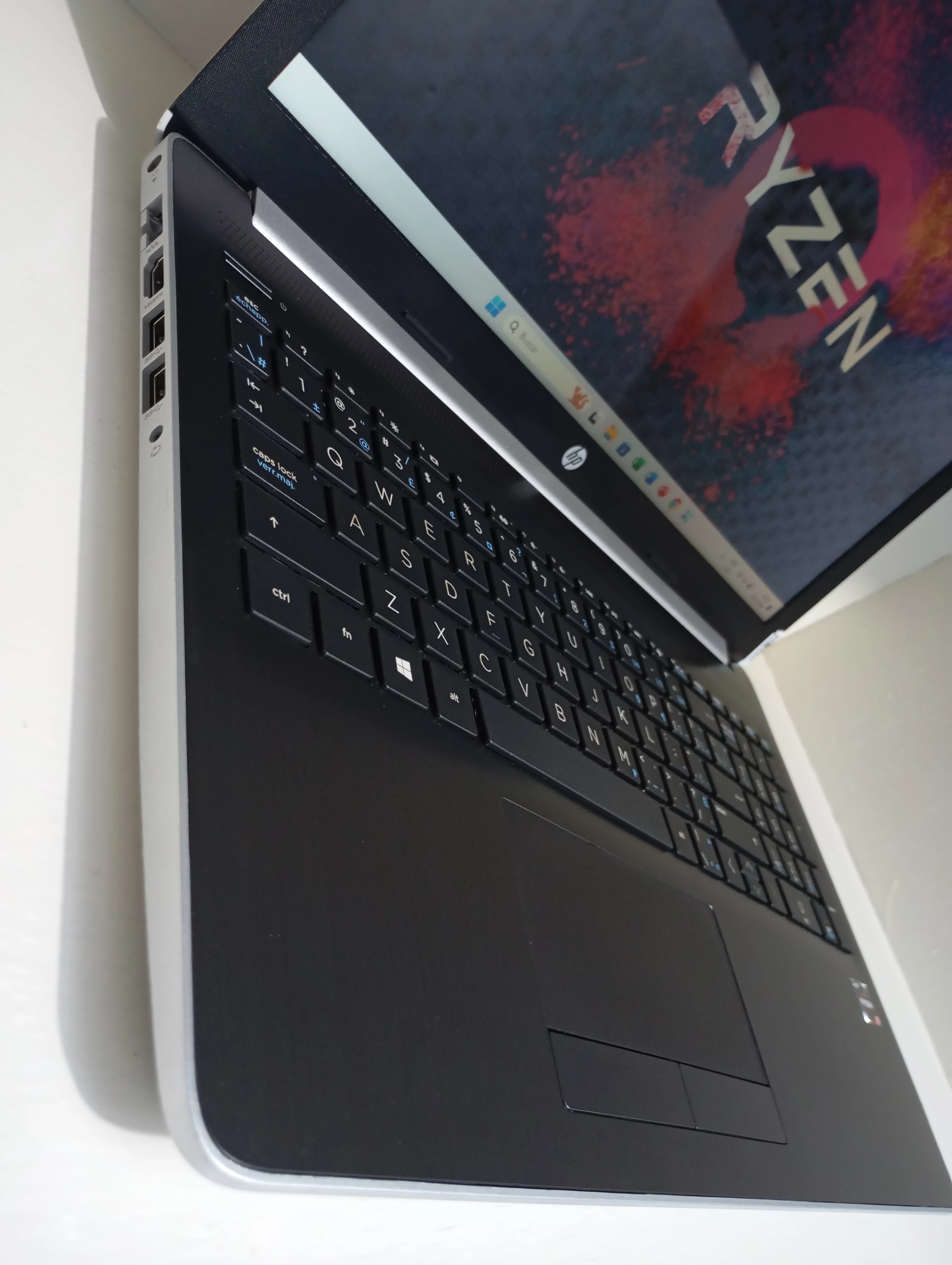 Hp Ryzen 3 Gris / Negro 8/120 Sin Detalles  5
