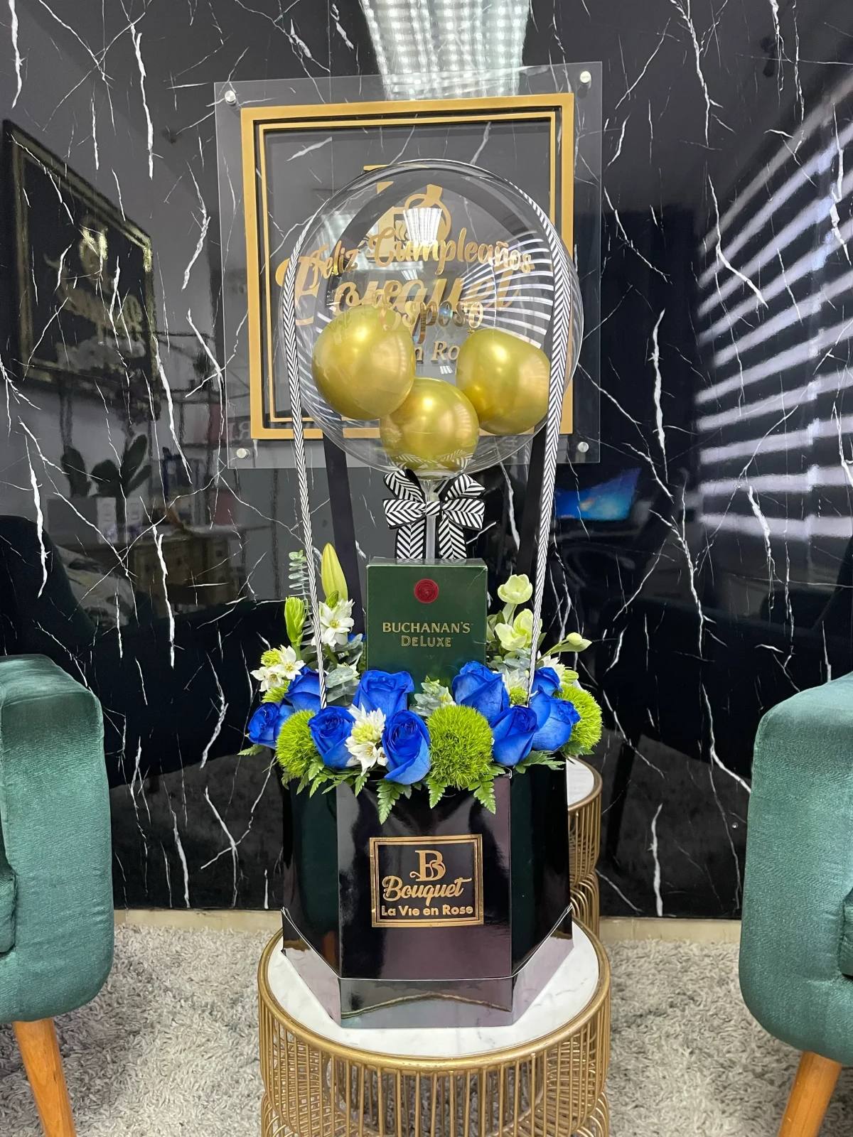 Caja  con globo y botella de whisky