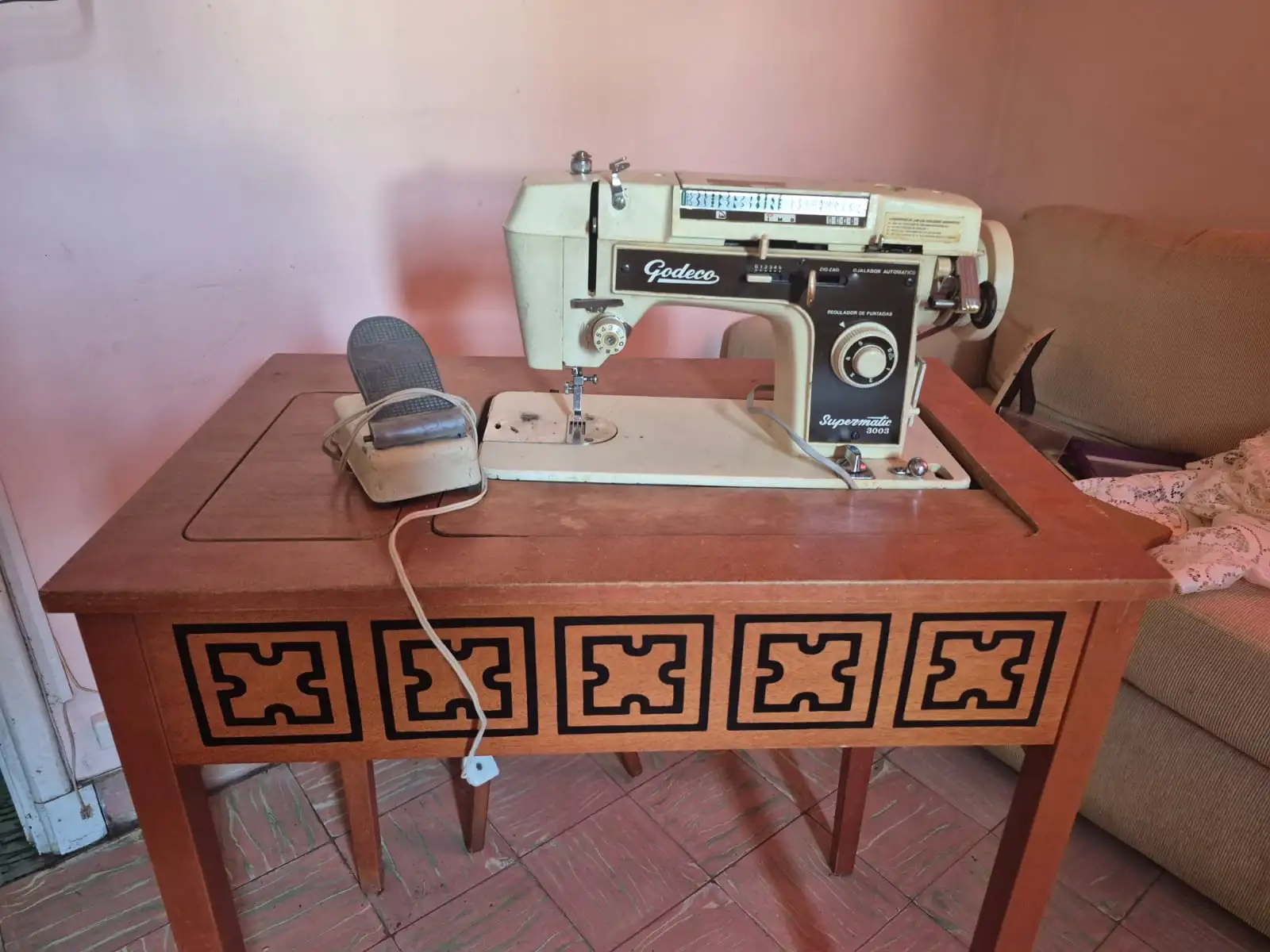 Maquina de coser Godeco con mesa para coser 2