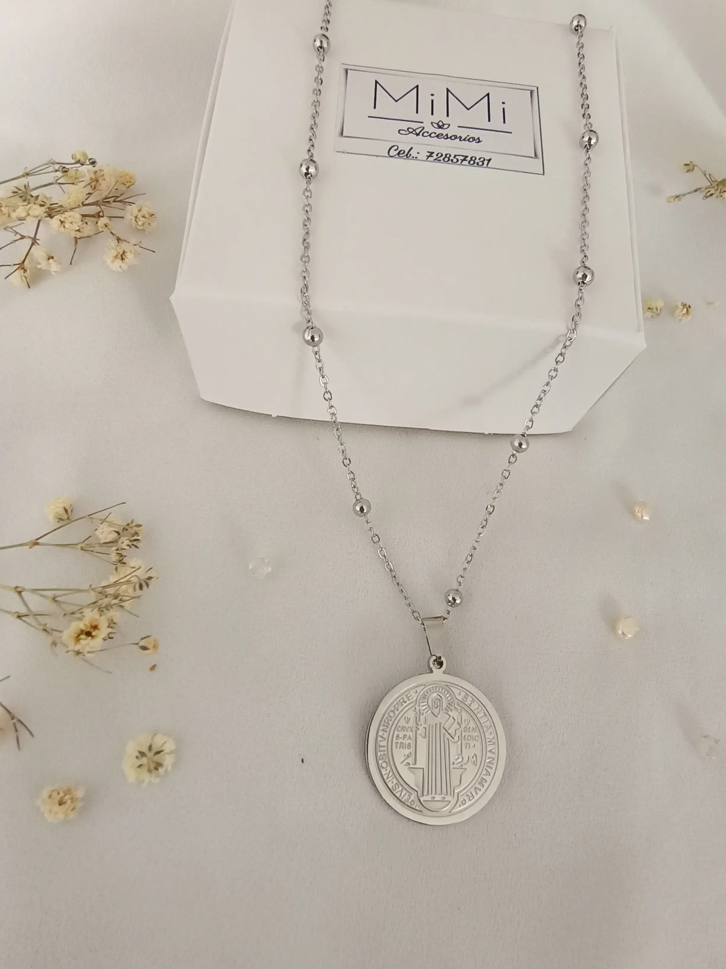 Cadena con dije de san Benito en acero inoxidable 