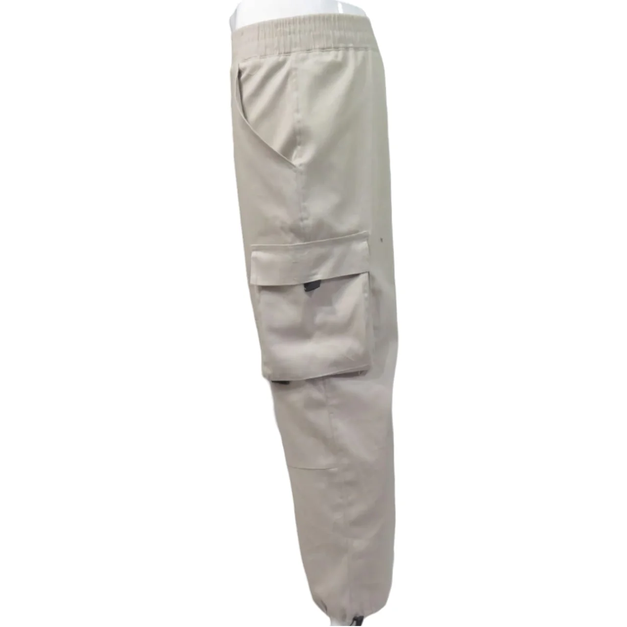 Pantalón cargo beige con broche 2