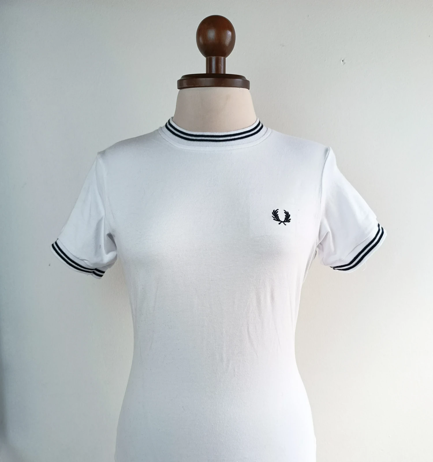 Camiseta algodon blanca con lineas negras 