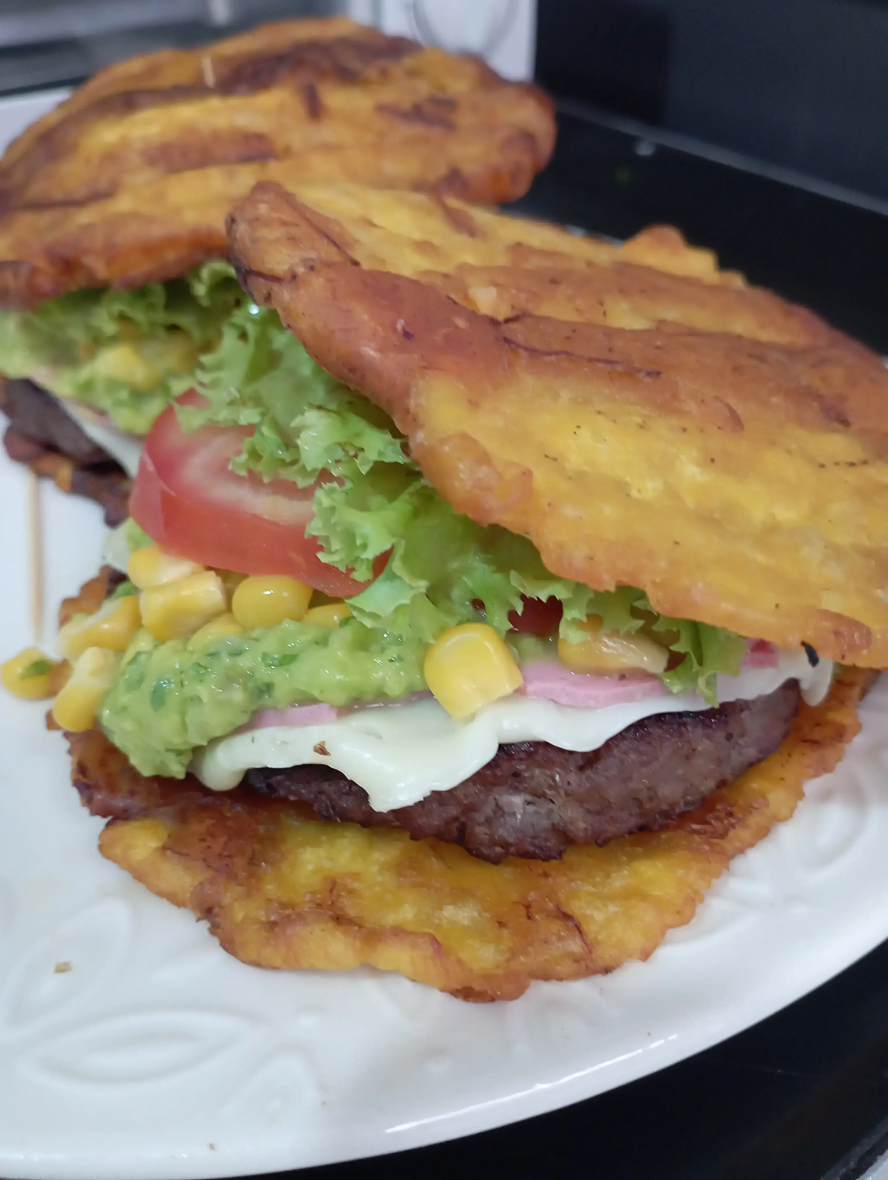 Burger con salsa de aguacate 