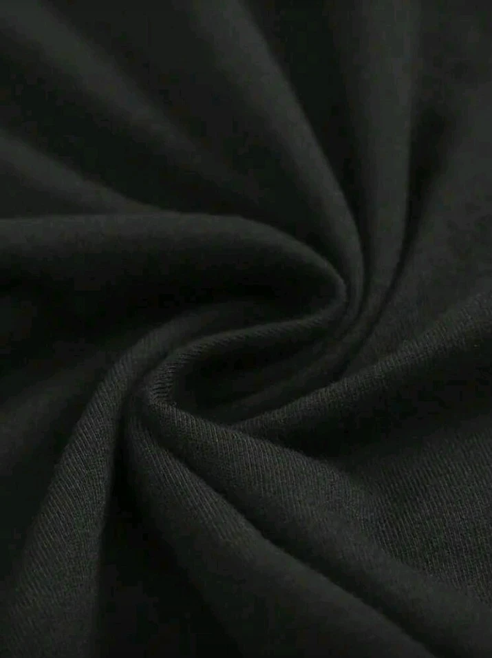 Camiseta Preta com Design 3
