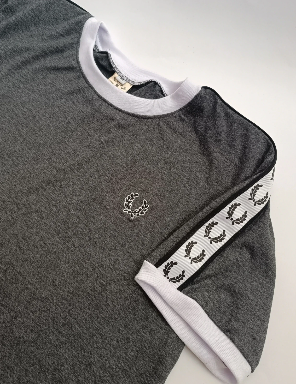Camiseta gris en algodon con laureles 