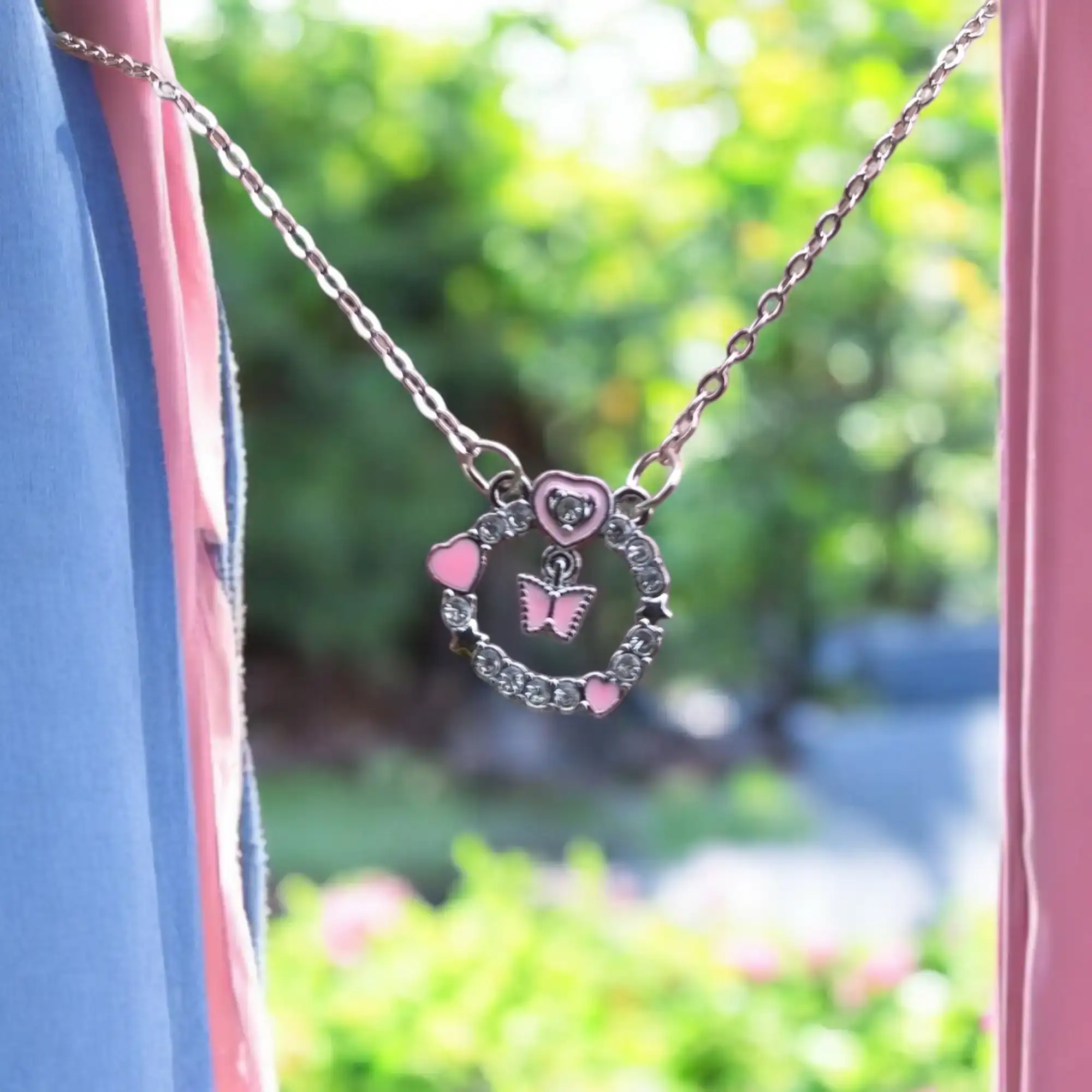 Círculo rosa con mariposa 3