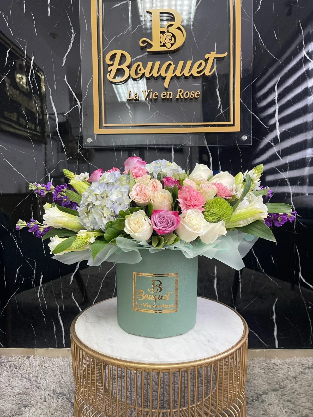 Bouquet mediano con papeleria y flores surtidas 3