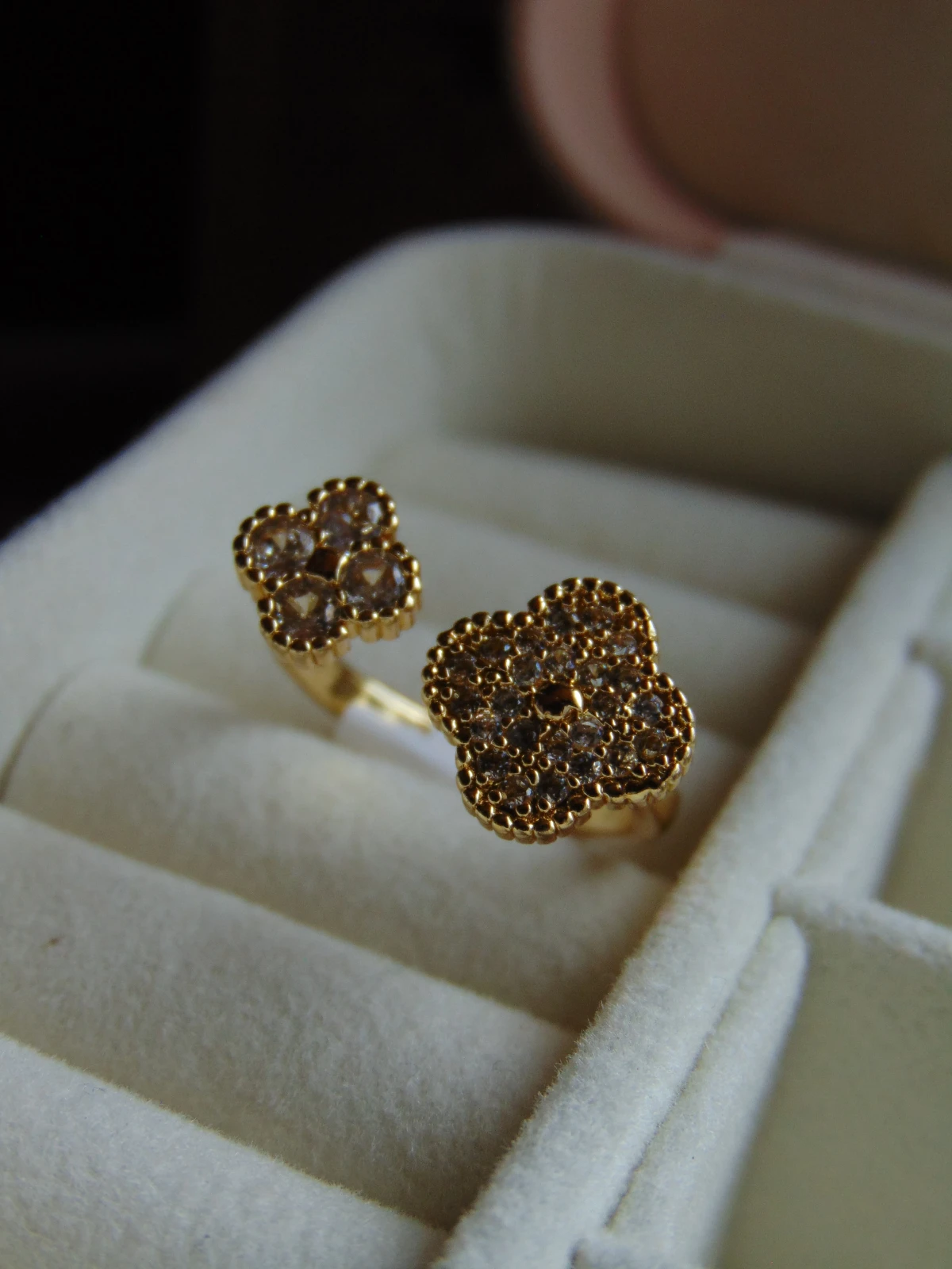 ANILLO ACERO DOR DOBLE TREBOL MICRO CIRCON